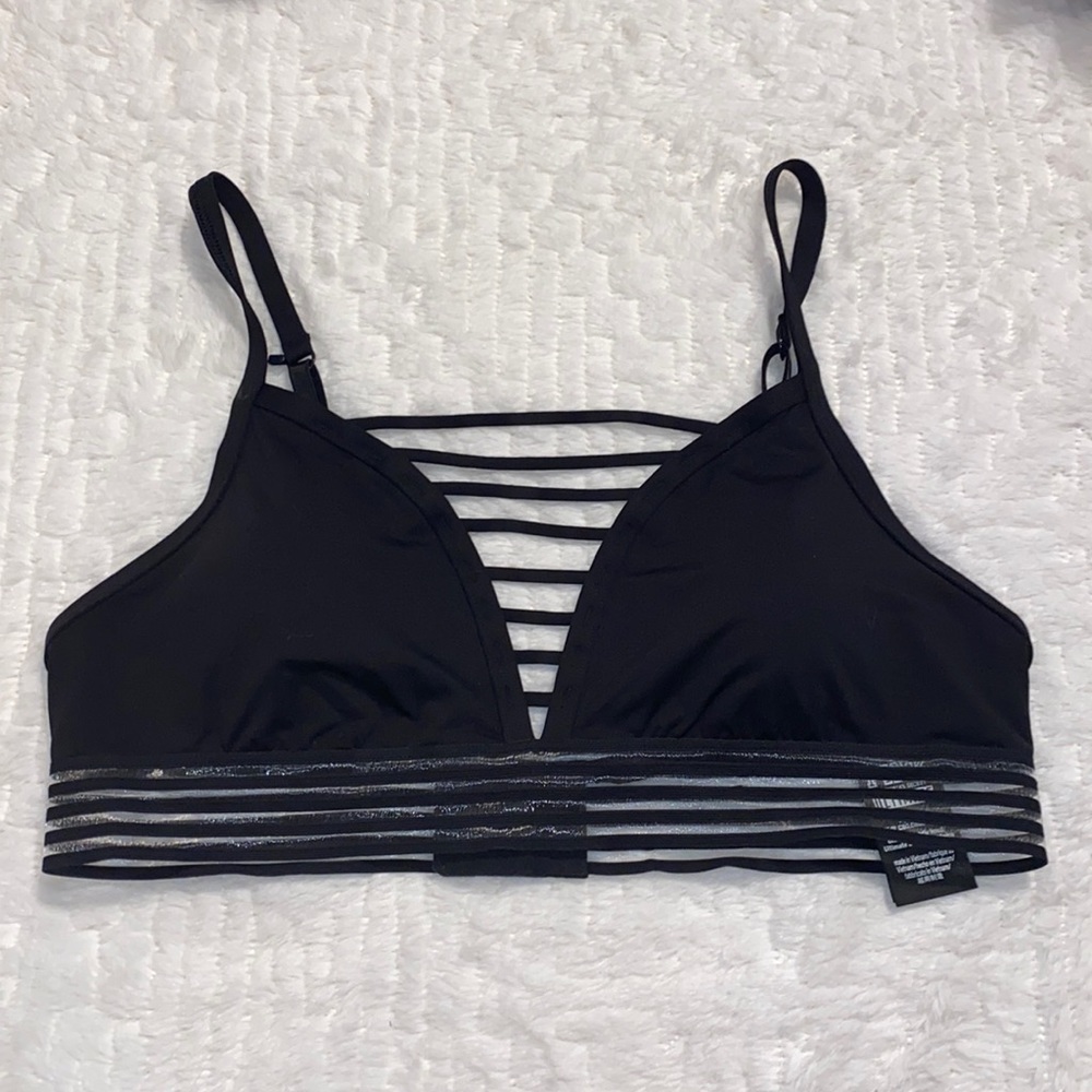 NWOT Victorias secret pink ultimate strappy sports bra with removable padding